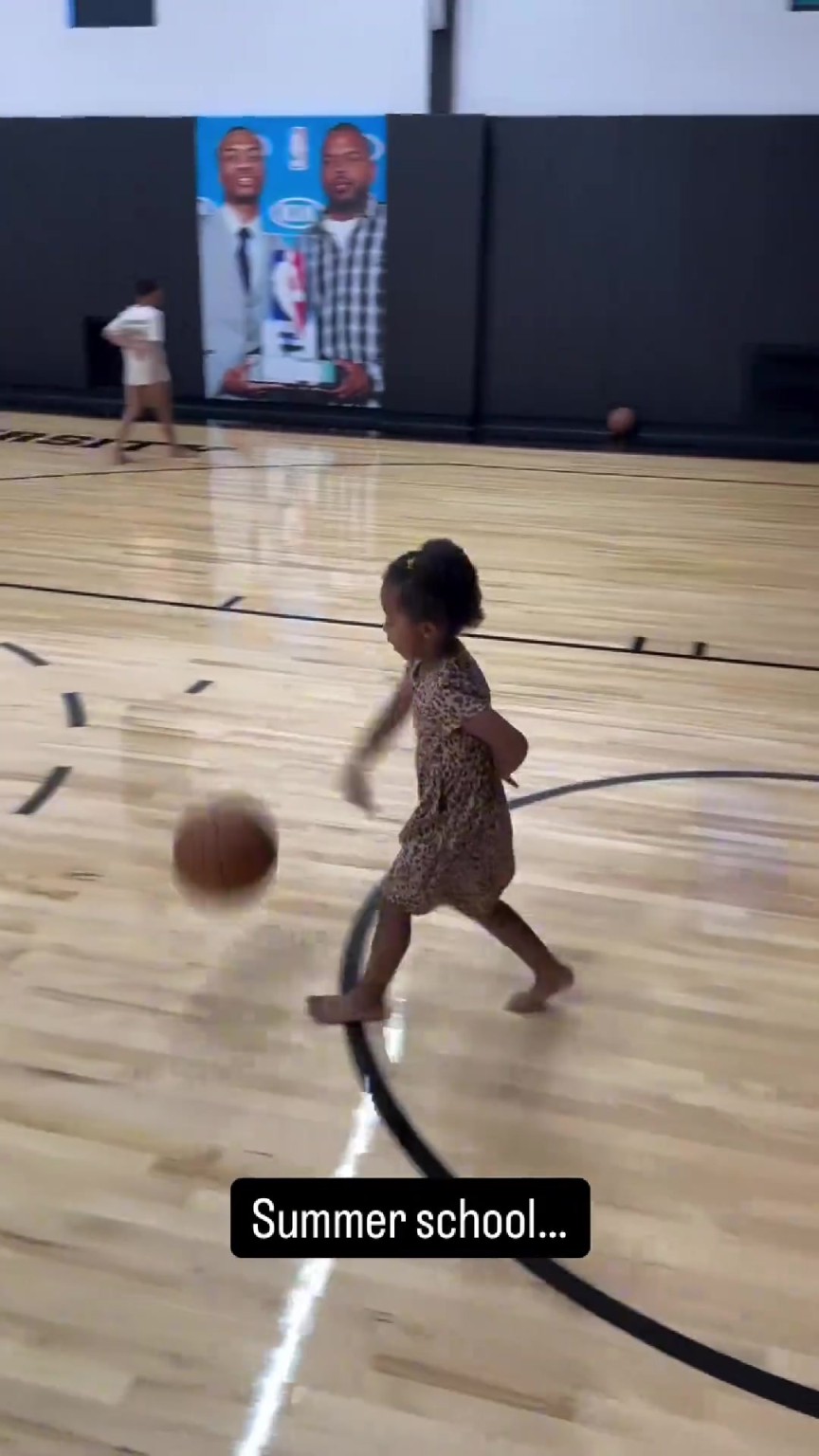 慈父严师‍利拉德指导女儿Kali运球⛹️‍♀️...