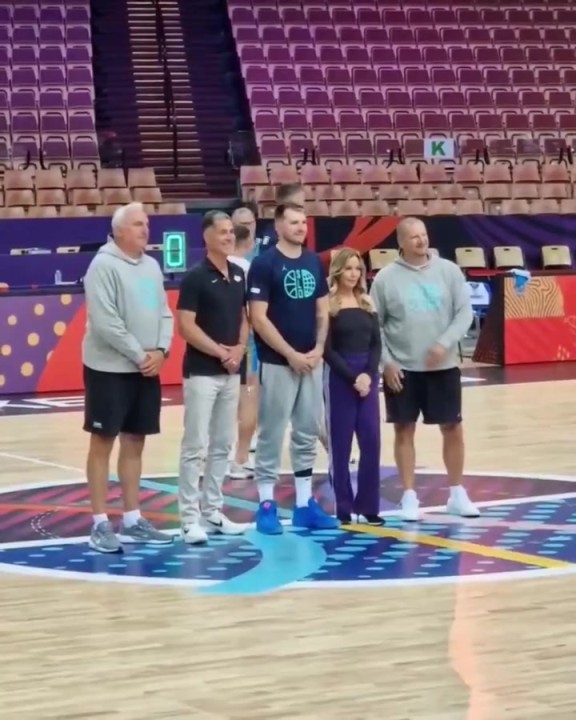 看好这个大宝贝！珍妮阿姨和佩林卡总经理现身欧锦赛慰问东契奇