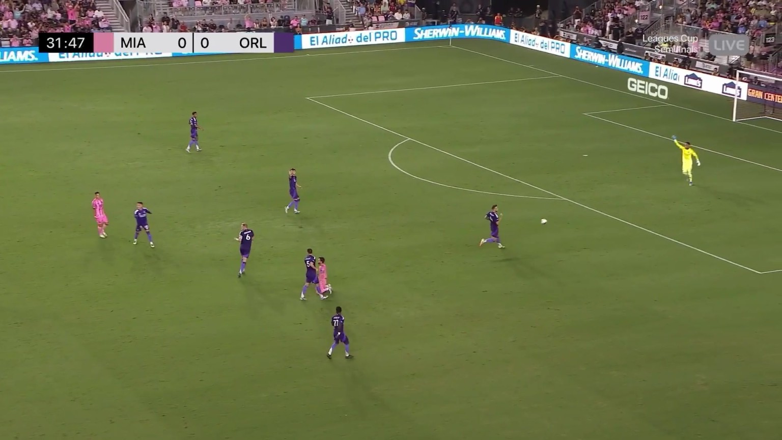 梅西鼓掌苦笑！梅西突破踉跄倒地，裁判未给判罚