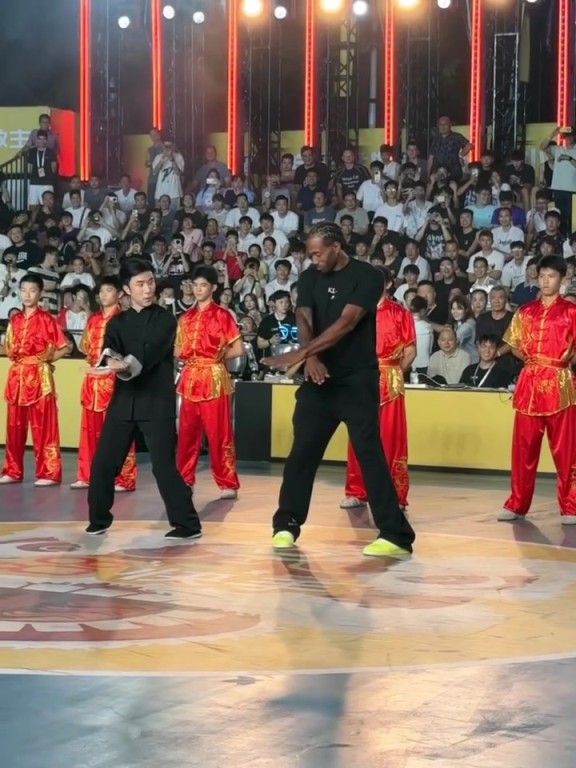 快船叶问！小卡中国行学习咏春拳，学的有模有样啊！