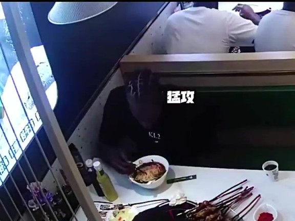 哟呵，会用筷子啊！小卡中国行去店里吃牛肉面，直接干了一碗