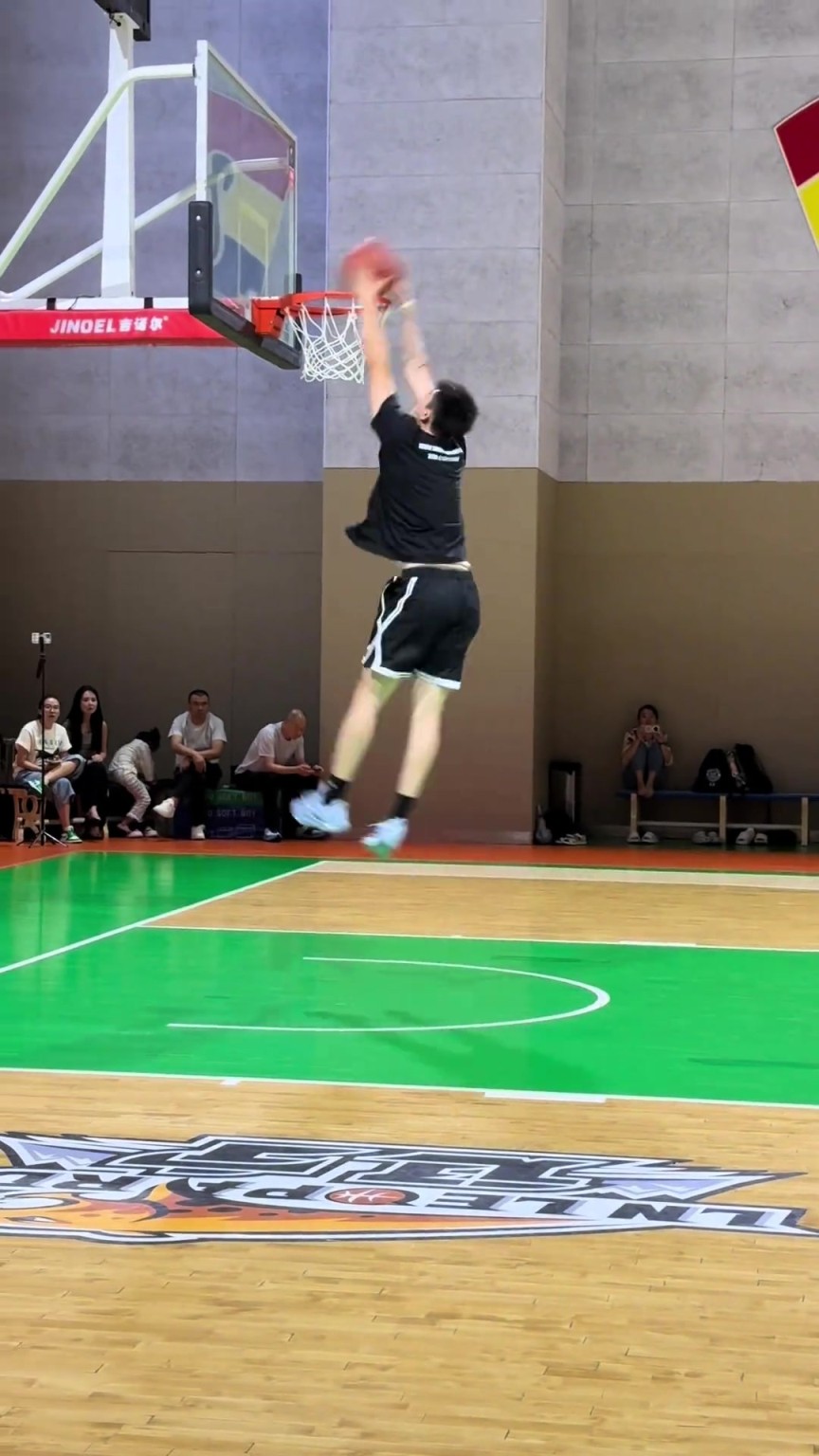 篮下原地起跳暴扣，有一说一张镇麟的身体素质在CBA相当炸裂！