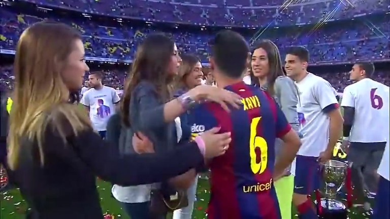 这么受欢迎的吗？名场面：队友妻子们排队与哈维亲吻！