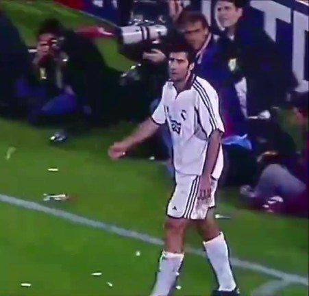 前无古人！名场面：老佛爷叼着烟笑看全场巴萨球迷辱骂菲戈！