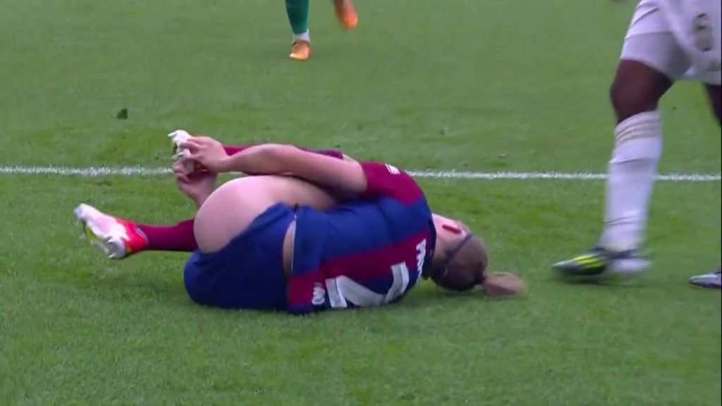 看着好痛！巴萨女足球员倒地时险些走光