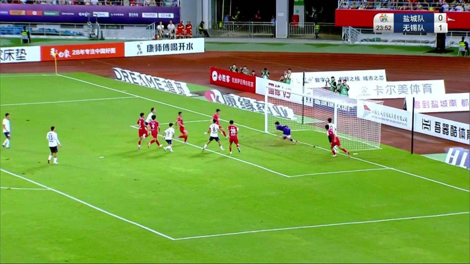 盐城队补射破门，裁判判罚越位，无锡队躲过一劫