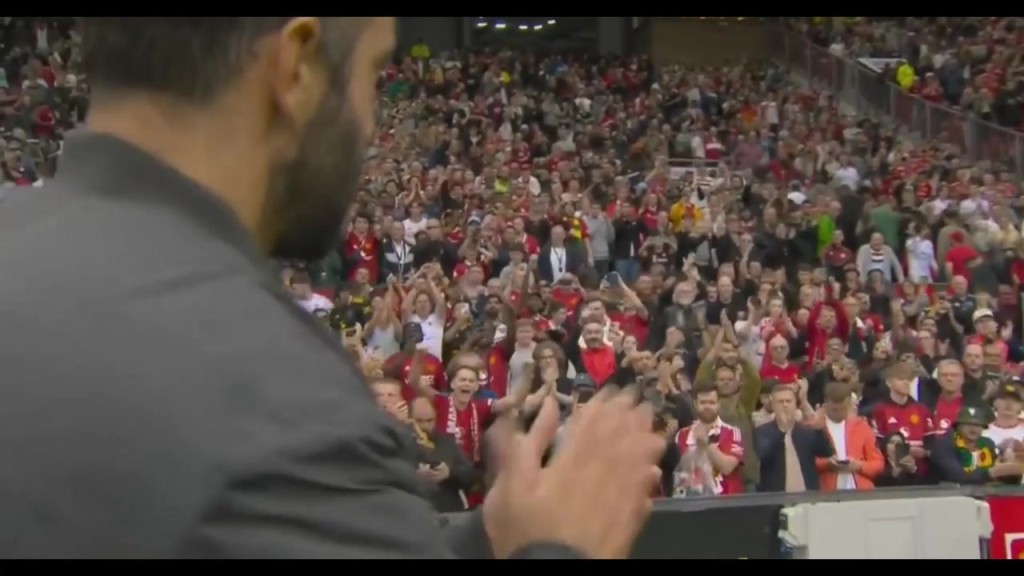 曼联赛季首胜！阿莫林离场球迷起立鼓掌欢送！