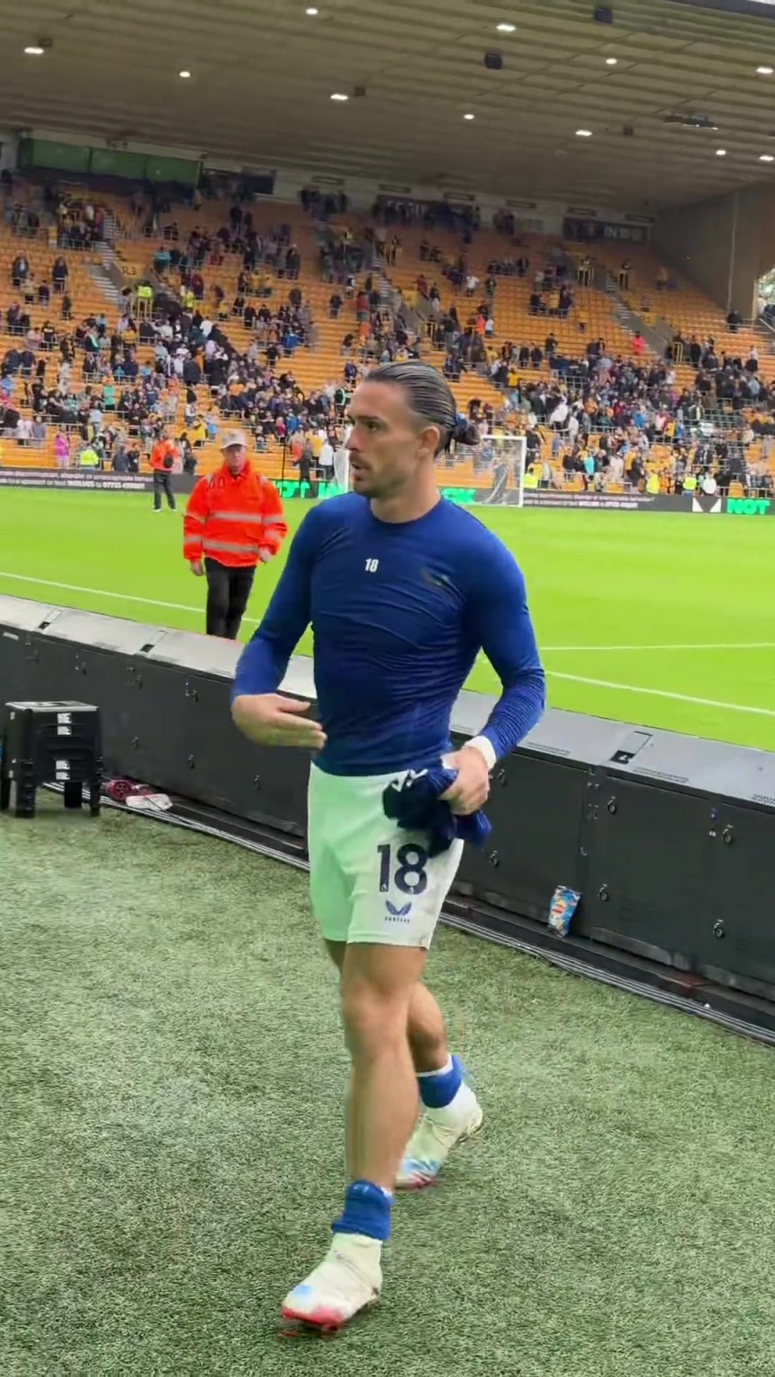 各赛事三连胜！格拉利什助攻双响&2场4助攻，赛后将球衣送给球迷