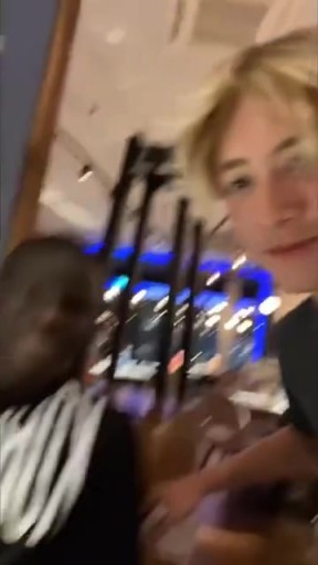 人格魅力满分！名场面：坎特与服务员合影并为他签名！