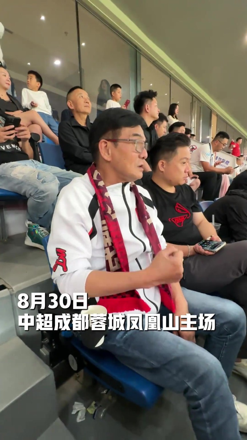 “金牌球市”成明星打卡地，香港演员李国麟点赞蓉城公益看台