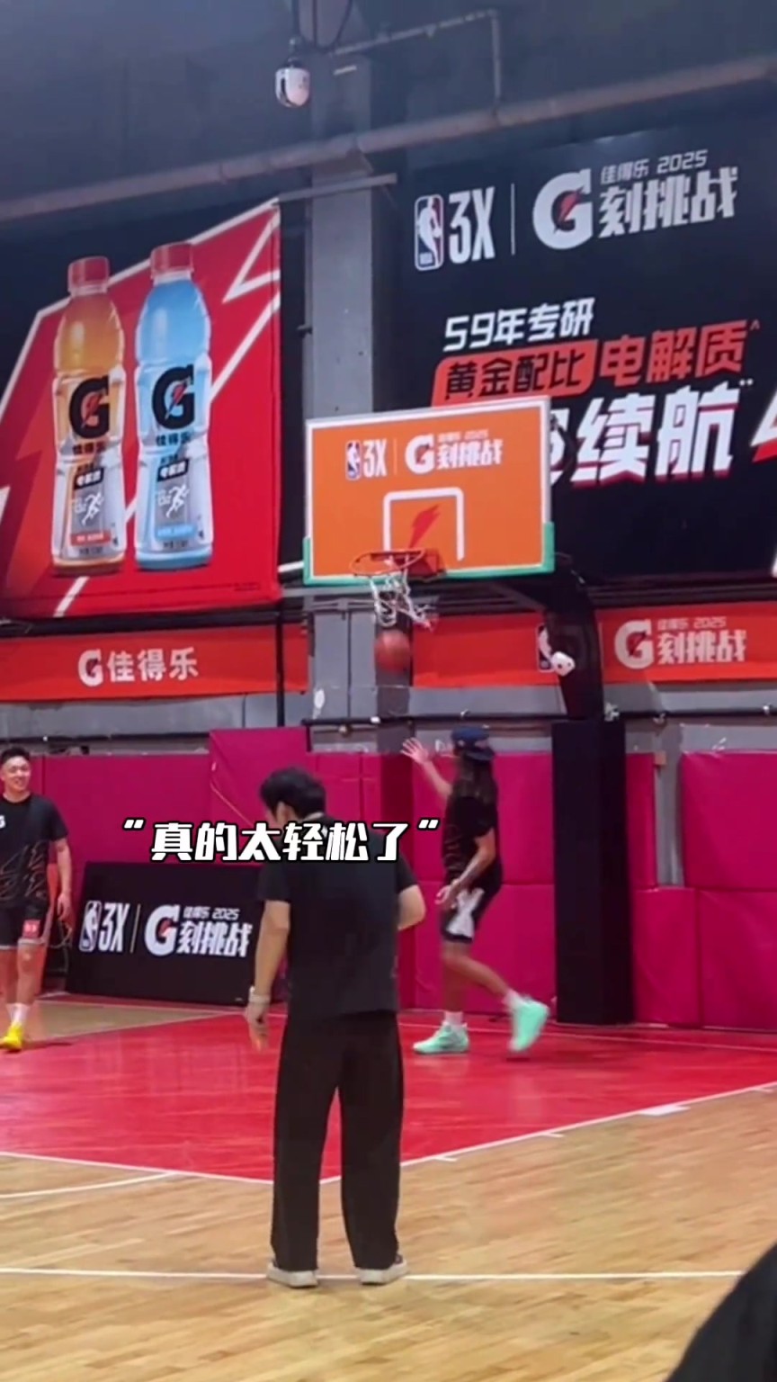 篮筐都扣歪了！戈登中国行给球迷表演多记创意扣篮！