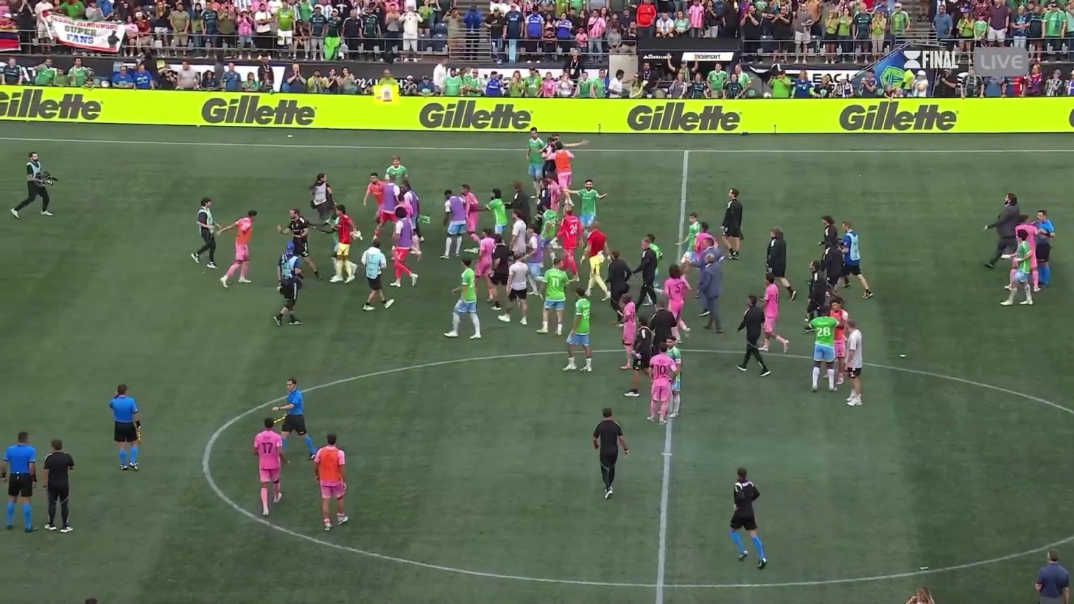 梅西在中圈双手叉腰观望迈阿密队友打群架，估计梅西都是懵逼的！