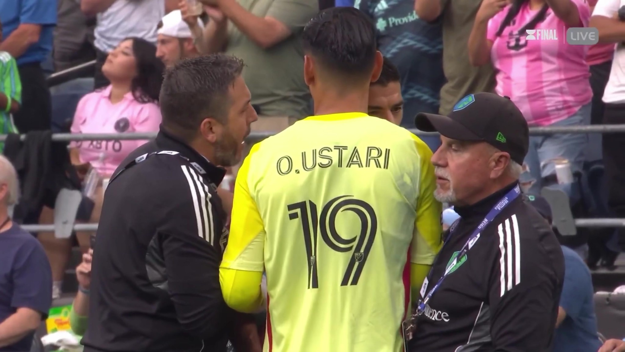 逆天！苏亚雷斯朝着对方教练喷口水，这操作是不是有点过分