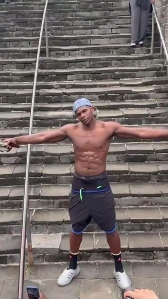 经典西海岸穿搭！华子中国行登长城 裤子拉到内裤都露出来