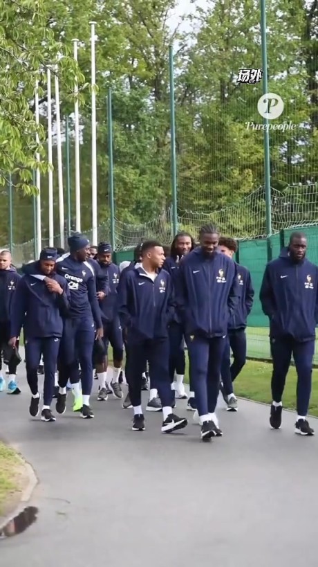 姆巴佩和登贝莱并肩而行，和一旁的小图拉姆有说有笑