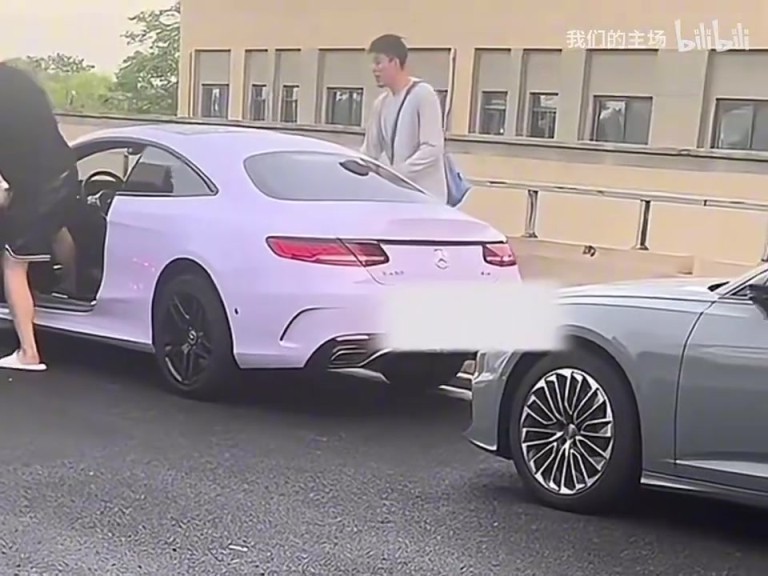 都是老朋友了！王哲林亲自接张镇麟，只是这车属实有点小！