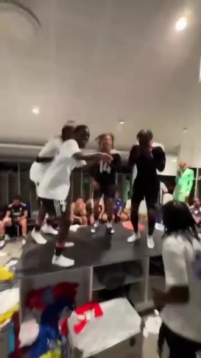 年轻人就是有活力！斯特拉斯堡打进欧战后的更衣室！