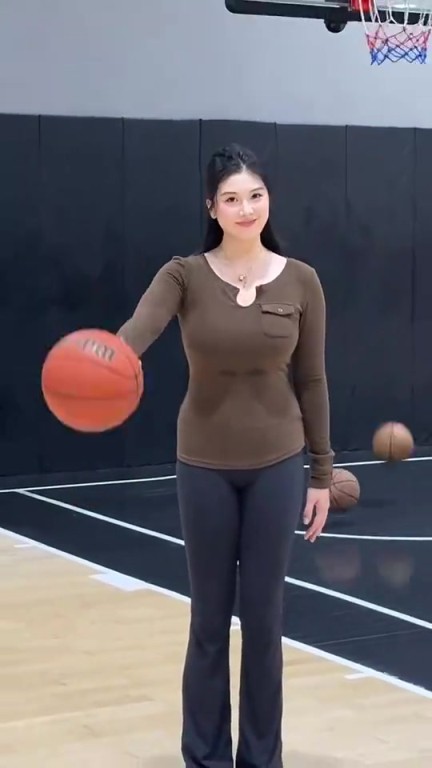 手还挺大啊！野球场肘姐晒视频：你们能单手拿住球吗？