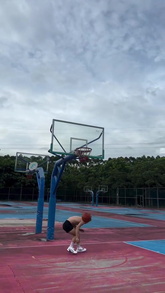 卧槽，这小伙的扣篮相当炸啊！脚底装弹簧了？