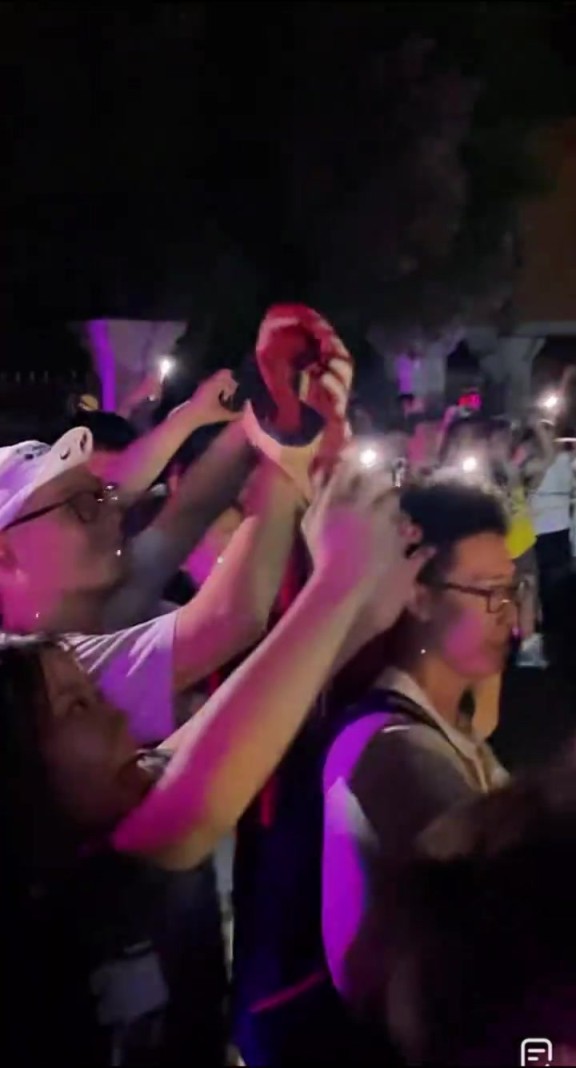 真正的人气王来了！老詹深夜抵达上海 球迷接机：齐喊：GOAT