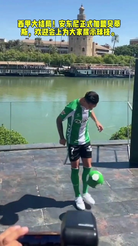 每当巴萨出一个超级新星，曼联都会为西甲送来一个7号