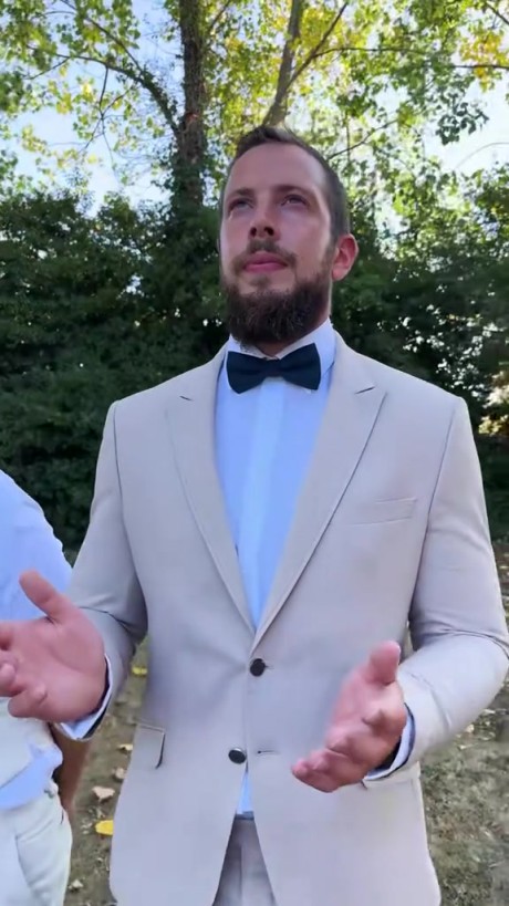 婚礼现场放欧冠进行曲…这是准备新郎新娘对踢嘛