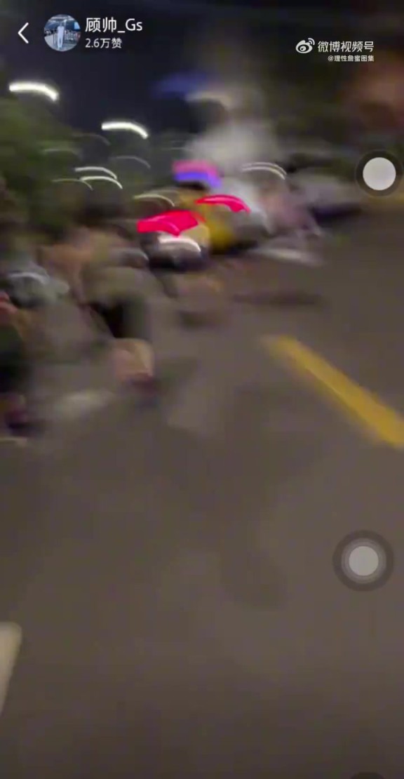 太疯狂！上海街头大量詹蜜追车，不顾安保试图阻拦车辆去路，交通险瘫痪