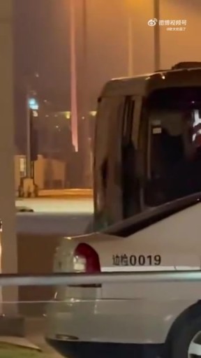 女球迷接机老詹吐槽：哎哎哎，这就走了？这TM也不看我们一眼