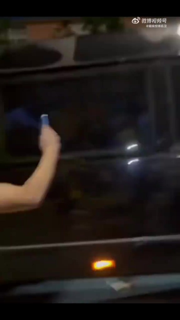 詹姆斯深夜抵达上海，但下车后老詹并未和球迷打招呼，直接走了