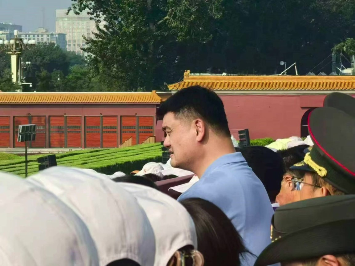网友：把后面的人挡完了！姚明也现身九三大阅兵盛典，这身高太醒目了！