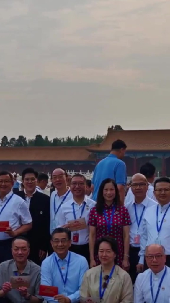 大姚这身高太扎眼！阅兵现场，霍启刚“意外”与姚明同框