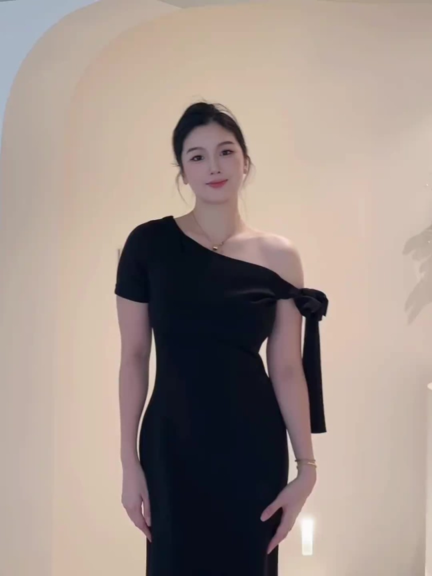 好惊艳！露肩的野球场肘姐，看上去好有气质啊！