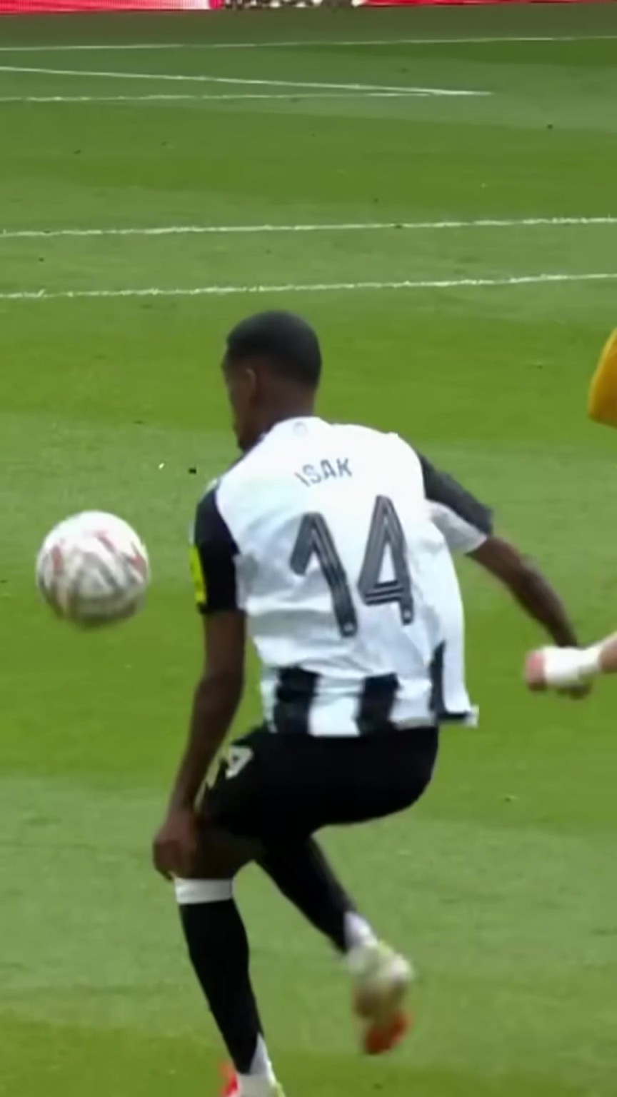 伊萨克：3人包夹，你们也碰不到球！