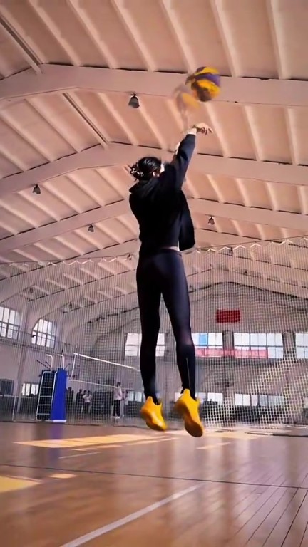 女生干拔大跳投，这姿势，挑不出毛病！