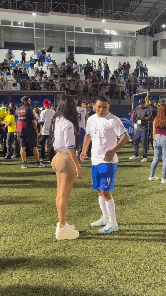 这一看就是假的球场上女友怒骂男友一幕被人拍下，听不清在说