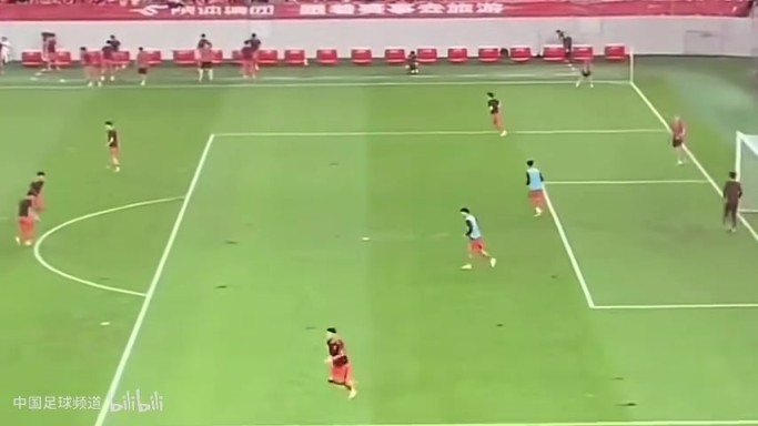 U22国足对阵东帝汶赛前传中射门训练，传的离谱射门射的也离谱