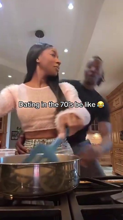 霍华德在家和女友大秀恩爱，这手放的位置未免太随意了点