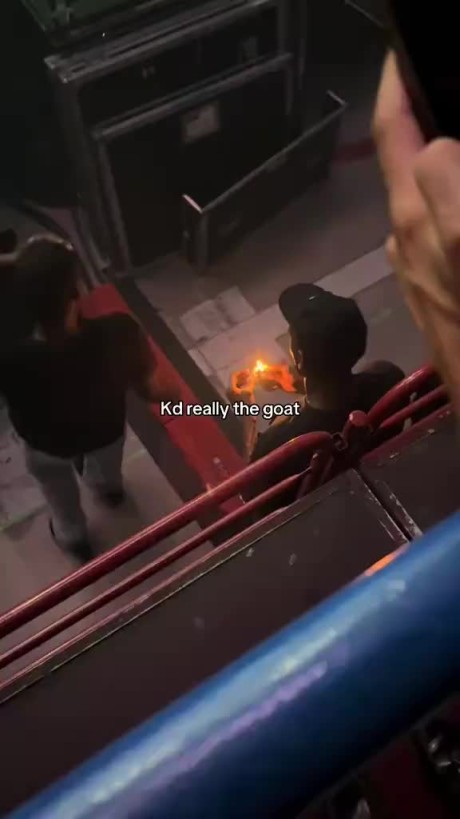 小日子过得不错的小帅！杜兰特一边看演唱会一边还点上了