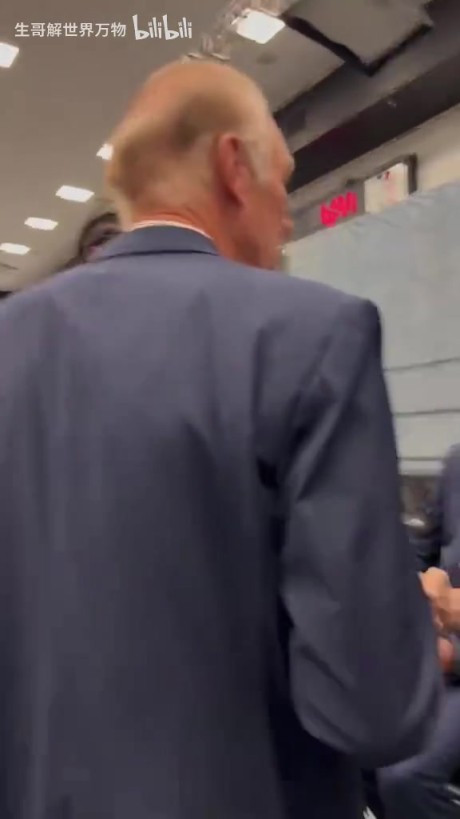 大梦的眼神！名场面：75大典礼，小卡和一众名宿友好互动！