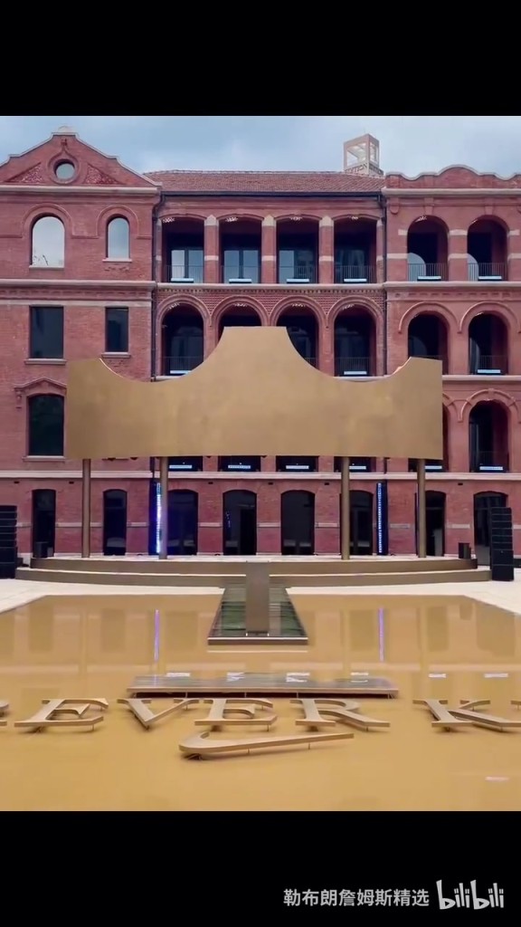 显眼的皇冠！詹姆斯上海行第二个活动场馆已布置完毕！