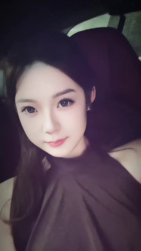 水汪汪！云南玉昆美女主持社媒配文：人与人的滤镜不过是偏爱