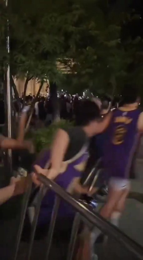 场面一度失控！成都球迷半夜蹲守詹姆斯 现场栏杆都挡不住了