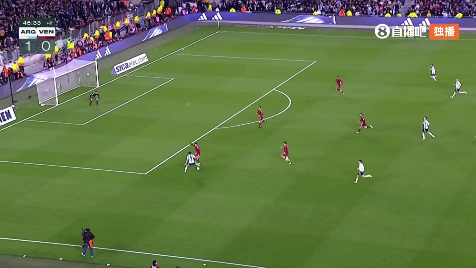 不默契啊！马斯坦托诺和梅西位置跑重了，小伙子还是太年轻