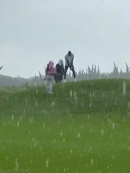 好家伙，这是有多爱打？老詹在上海竟冒着大雨打高尔夫