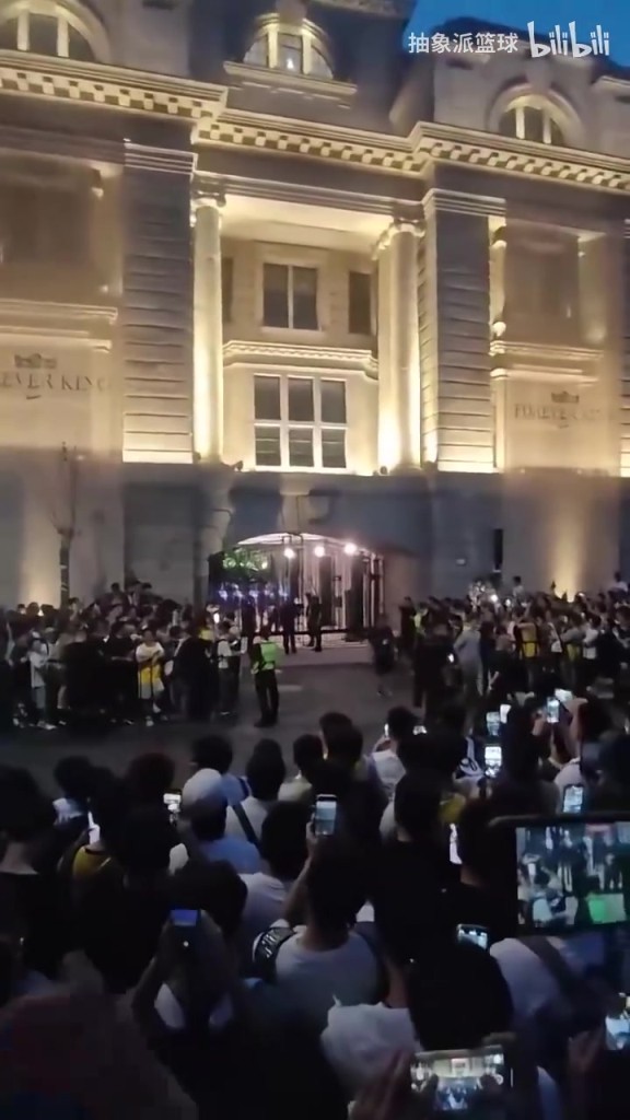 这个视角听的清晰！詹姆斯中国行，球迷们怒骂品牌方**！