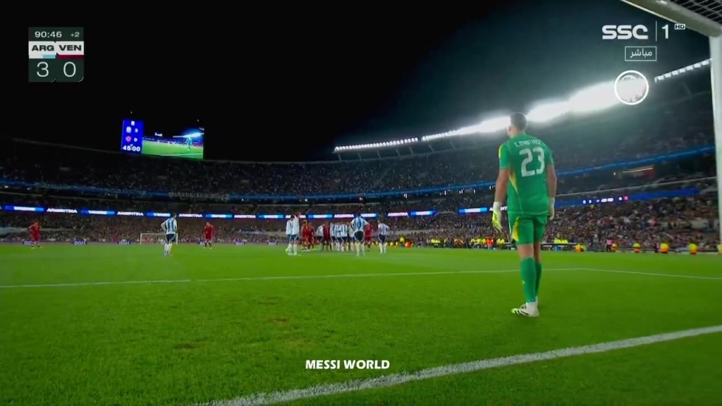 临近终场哨时，大马丁一个人在后场疑似冻哭了，鼻子红彤彤