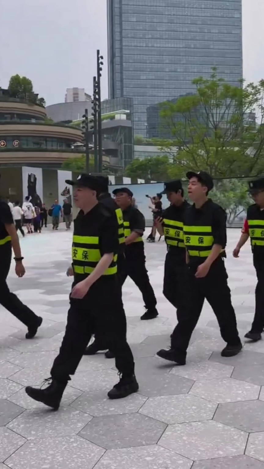 人气绝对最顶级！詹姆斯中国行这安保规模，排面直接拉满啊！