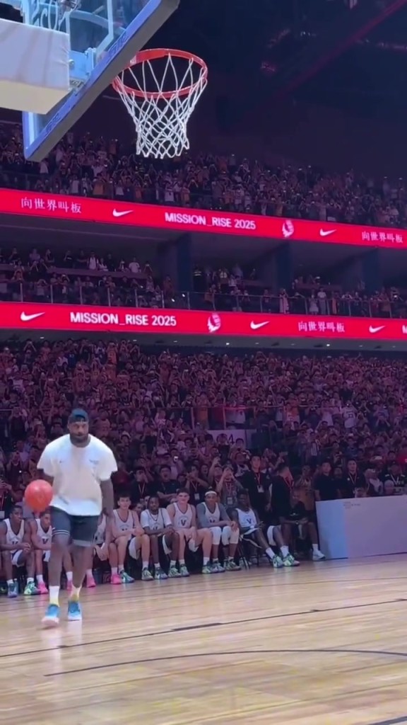 詹姆斯中国行首次扣篮，并完成霸王步！