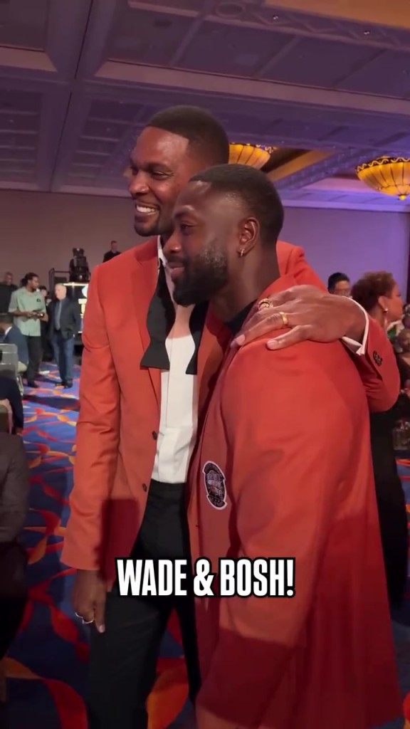 当年热火三巨头之二！韦德&波什作为08梦八成员入选名人堂