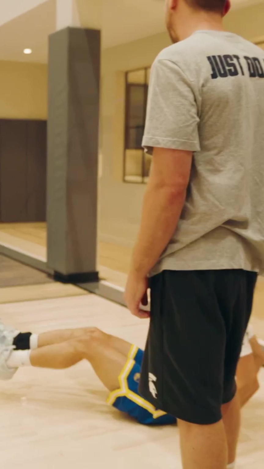 保罗：我特么！巴特勒晒晃倒对手视频，致敬库里晃倒保罗